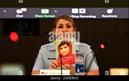 US Air Force Chief Master Sgt. Kathleen McCool, Kommandochefin der 5. Luftwaffe, teilt ihre persönliche Meinung zu einem Buch mit dem Titel „Ich bin Malala“ während des ersten Frauen-, Friedens- und Sicherheitssymposiums der Pacific Air Forces, das vom Joint Base Pearl Harbor-Hickam, Hawaii, am 31. März 2021 veranstaltet wurde. Das Buch handelt von einem fünfzehnjährigen Mädchen, das fast getötet wurde, nachdem es in einem Punkt-leeren Bereich in den Kopf geschossen wurde, während es über die Rechte des Mädchens auf Bildung sprach. McCool bezog sich auf das Buch während ihrer Rede, um die Bedeutung der Menschenrechte von Frauen und Mädchen während von Konflikten und Krisen hervorzuheben. Stockfoto