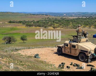 210330-N-KP802-1017 LAGER ROBERTS, Kalifornien (30. März 2021) Seabäer, die dem U.S. Naval Mobile Construction Bataillon (NMCB) 3 zugewiesen wurden, feuern während eines von der Besatzung gedienten Waffenkurses ein Maschinengewehr im Kaliber .50, das an einem hochmobilen Mehrzweck-Radfahrzeug montiert ist. Seabees sind die Expeditions- und Bauexperten des Marineservice. Sie stellen aufgabengerechte, anpassungsfähige und kampfbereite Konstruktions- und Konstruktionskräfte bereit, die zur Unterstützung der Ziele der Marine weltweit eingesetzt werden. Stockfoto