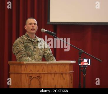 LT. Col. David K. Beavers, Kommandokaplan der Area Support Group - Kuwait, spricht mit Gästen während einer Holocaust-Gedenkveranstaltung im Lager Arifjan, Kuwait, am 31. März 2021. Der US-Kongress etablierte Days of Remembrance als jährliches Gedenken des Landes an den Holocaust. Stockfoto