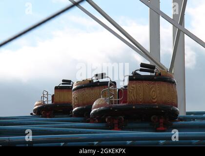 Drei Waggons auf einer Fun Fair Roller Coaster-Fahrt. Stockfoto