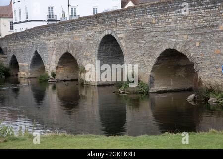 River Bridge der Klasse 1 mit acht Bögen über dem Fluss Avon in Bidford-on-Avon, die im 15. Jahrhundert erbaut wurde. Im Jahr 1644 zerstörten Anhänger von Karl I. die Stockfoto