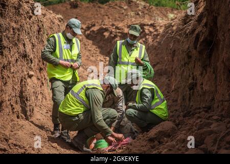 Mitglieder der Royal Moroccan Armees Forces arrangieren Sprengstoffe für die Detonation während eines Sprengstoffabbruchs (EOD) in der Nähe von Khemisset, Marokko, 31. März 2021. Marineinfanteristen, Matrosen und Mitglieder der Utah National Guard nehmen an der humanitären Minenaktion, der Sprengstoffbeseitigung in Marokko 2021 Teil, wo US-EOD-Techniker die EOD-Validierung der Royal Moroccan Armed Forces (FAR)-Soldaten der Stufe zwei beaufsichtigen, um die Bemühungen zur Schaffung einer EOD-Fähigkeit innerhalb DER FAR fortzusetzen. Stockfoto