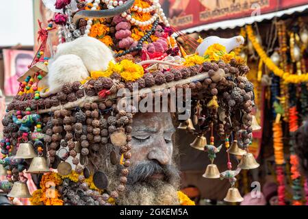 Sadhu bedeckt mit weißer Asche, Hut verziert mit Ringelblume Girlanden, Perlen und weißen Ratten, nur für redaktionelle Verwendung, Allahabad Kumbh Mela, größte Stockfoto