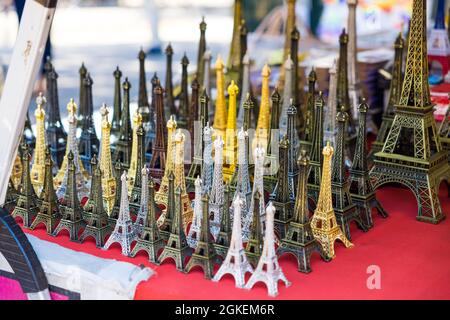 Nahaufnahme von Souvenirs des Eiffelturms in Paris, Frankreich Stockfoto