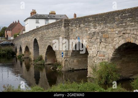 River Bridge der Klasse 1 mit acht Bögen über dem Fluss Avon in Bidford-on-Avon, die im 15. Jahrhundert erbaut wurde. Im Jahr 1644 zerstörten Anhänger von Karl I. die Stockfoto