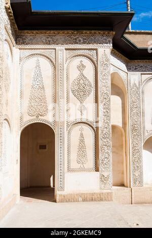 Tabatabai Haus, geschnitzte Wände und Durchgang, Kashan, Isfahan Provinz, Islamische Republik Iran Stockfoto