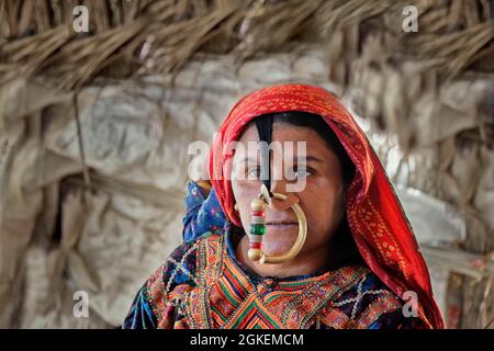 Dhaneta jat Frau mit dem Nathli-Goldring, Madhari-Gruppe, große Rann aus der Kutch-Wüste, Gujarat, Indien Stockfoto