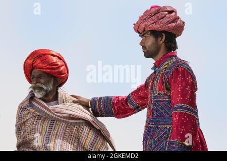 Mitglied der Dhebariya Rabari Gemeinschaft in traditioneller, farbenfroher Kleidung, Great Rann of Kutch Desert, Gujarat, Indien Stockfoto