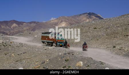 LADAKH, INDIEN - 08. Sep 2018: Ein LKW und Motorräder auf einem Himalaya-Pass in Nordindien Stockfoto