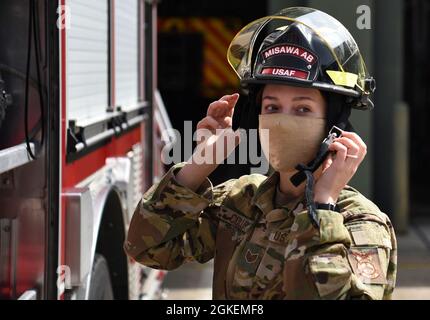 US Air Force Staff Sgt. Journey Collier, eine 35. Zivilingenieurgeschwader, zieht ihren Helm auf dem Militärstützpunkt Misawa, Japan, am 31. März 2021 an. Collier gewann kürzlich den Air Force Military Firefighter of the Year Award. Außerdem straffte sie den Zertifizierungsprozess für neue Feuerwehrleute bei Misawa. Stockfoto