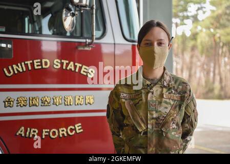 US Air Force Staff Sgt. Journey Collier, ein 35th Civil Engineer Squadron Firefighter, steht vor einem Feuerwehrauto auf der Misawa Air Base, Japan, 31. März 2021. Collier gewann kürzlich den Preis „Air Force Military Firefighter of the Year“ und vertritt nun die Luftwaffe auf Verteidigungsebene. Stockfoto