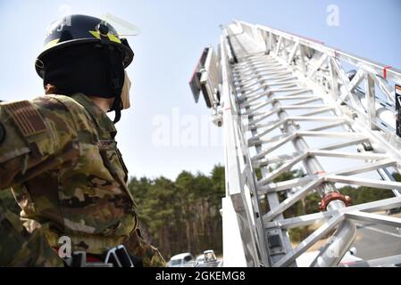 US Air Force Staff Sgt. Journey Collier, ein 35th Civil Engineer Squadron Firefighter, hebt eine Feuerwehrleiter auf der Misawa Air Base, Japan, 31. März 2021. Collier gewann die Auszeichnung „Air Force Military Firefighter of the Year“. Mit dieser jährlichen Auszeichnung wird ein militärischer Feuerwehrmann für seine hervorragende Arbeitsleistung und seine herausragenden Beiträge zu einer Organisation des Verteidigungsministeriums sowie der Feuerwehr- und Rettungsdienste ausgezeichnet. Stockfoto