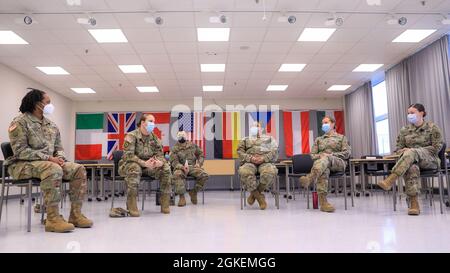 (Von links) U.S. Army Sgt. Dorothy Walker der 1. Klasse, Verbindungsstelle der Army Reserve und Nationalgarde, Landstuhl Regional Medical Center, U.S. Army Sgt. Maj. Ana Springstube, Bataillonfeldwebel Major, 838. Transportbataillon, 58. Transportbrigade, Militäroberflächeneinsatzkommando und Verteilungskommando, U.S. Army Command Sgt. Maj. John Contreras, Kommandofeldwebel Major, Truppenkommando, LRMC, U.S. Air Force Master Sgt. Cheri Wright, nicht kommissionierte Offizier, stellvertretender Kommandant für Qualität und Sicherheit, LRMC, Oberst der US-Armee Jana Nohrenberg, leitende Krankenpflegerin, LRMC und 2. LT der US-Armee. Stockfoto