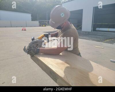 210401-N-EJ338-1001 SASEBO, Japan (1. April 2021) Baumeister Sean Lanzafame, beauftragt mit dem Marinebataillon für mobile Baumaschinen 4, trimmt die Schalung auf präzise Maße für eine bevorstehende Betonplatzierung. Sobald die Rampe fertig gestellt ist, bietet sie einfachen Zugang zu den Geräten des 3,200 Quadratmeter großen Fertiggebäudes (PEB). NMCB 4 wird in der gesamten Indo-Pazifik-Region eingesetzt, um größere Kampfeinsätze, humanitäre Hilfe und Katastrophenhilfe zu unterstützen und die USA und gemeinsame Streitkräfte mit allgemeinen technischen und zivilen Hilfsmaßnahmen zu unterstützen. Stockfoto