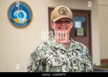 NORFOLK, VA. (31. März 2021) - Yeoman 2nd Class Tina James aus Hickory, N.C., dem Expeditionary Combat Readiness Center (ECRC), Norfolk, VA. Zugewiesen, wird in einer Pressemitteilung in seiner Heimatstadt über die Herausforderungen hervorgehoben, denen sich Matrosen während der globalen COVID-19-Pandemie am 31. März 2021 gegenübersehen. Stockfoto