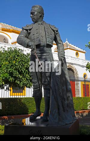 Bronzestatue, Torero Curro Romero, von Sebastian Santos Calero, vor der Stierkampfarena La Real Maestranza, Sevilla, Andalusien, Spanien Stockfoto