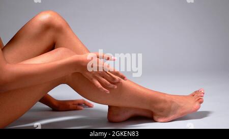 Fotostudio der Beine und des Armes einer Frau Stockfoto