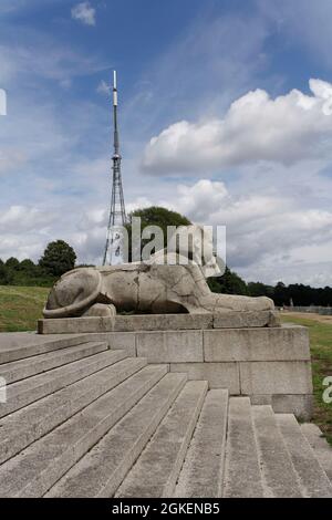 Sphynx und TV-Sender Mast, Crystal Palace Park, London, Großbritannien. Stockfoto