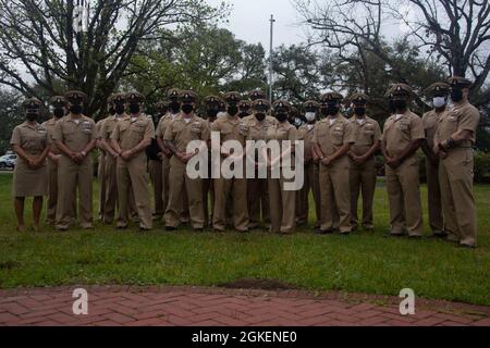 Der Chef der US-Marine, die Kleinoffiziere mit dem Chaos des Chefs der 2. Marine Division und dem Chaos des Chefs der II. Marine Expeditionary Force, versammeln sich am 1. April 2021 zur Feier der 128. Geburtstagsfeier des Chief Petty Officers im Camp Lejeune, North Carolina. Die Position des Chief Petty Officer wurde offiziell am 1. April 1893 festgelegt, und bis heute sind sie für ihre technische Expertise, ihre administrativen Fähigkeiten und ihre Führung anerkannt. Stockfoto