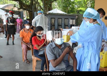 Colombo. September 2021. Am 14. September 2021 erhalten Menschen in Colombo, Sri Lanka, Impfstoffe des Typs COVID-19. Quelle: Gayan Sameera/Xinhua/Alamy Live News Stockfoto