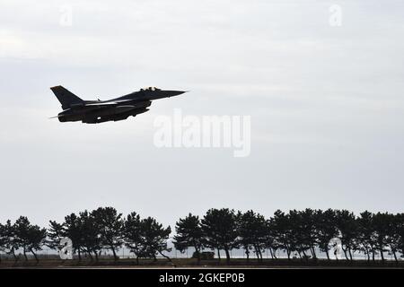 LT. General Scott Pleus, Kommandant der 7. Luftwaffe, hebt in einer F-16 Kampffalke auf dem Kunstan Air Base, Republik Korea, 1. April 2021 ab. Während seines Besuches hielt Pleus eine Mentoringsitzung mit den Offizieren der Firma Kunsan ab, besichtigte die O’Malley Dining Facility, besuchte die Kampfflugzeuge und vieles mehr. Stockfoto