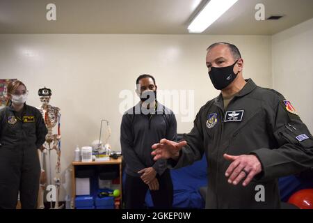 LT. General Scott Pleus, Kommandant der 7. Luftwaffe, spricht über die Optimierung des menschlichen Waffensystems beim 80. Jagdgeschwader auf der Kunstan Air Base, Republik Korea, 1. April 2021. Während seines Besuches hielt Pleus eine Mentoringsitzung mit den Offizieren der Firma Kunsan ab, besichtigte die O’Malley Dining Facility, besuchte die Kampfflugzeuge und vieles mehr. Stockfoto