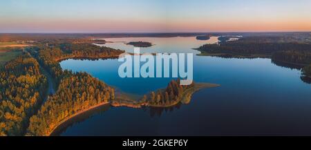 Luftaufnahme des Plateliai Sees, dem größten See in Samogitia. Es ist die zentrale Attraktion im Zemaitija Nationalpark. Es hat sieben Inseln und Stockfoto