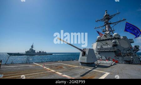 PAZIFISCHER OZEAN (1. April 2021) der Arleigh Burke-Klasse-Lenkflugkörper-Zerstörer USS John Finn (DDG 113), Front, durchreist neben dem Royal Australian Navy Hobart-Klasse-Zerstörer HMAS Sydney (DDG 42) am 1. April 2021. John Finn führt derzeit Routineoperationen in der 3. Flotte der USA durch. Stockfoto