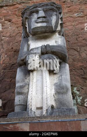 Die Ecce Homo Statue von Graham Epstein in den Ruinen der Coventry Cathedral Warwickshire UK Stockfoto
