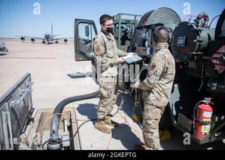 Michael Snell, Senior Airman der US Air Force, 97. Logistics Readiness Squadron (LRS) Fuels Distribution Supervisor, überprüft die Arbeit von Airman James Mancia, 97. LRS Fuels Operator, 1. April 2021, auf der Altus Air Force Base, Oklahoma. Mitglieder des 97. LRS Fuels-Fluges aus allen drei Schichten arbeiteten gleichzeitig an der Vorbereitung von rund 29 Flugzeugen für die Unwetterübung. Stockfoto