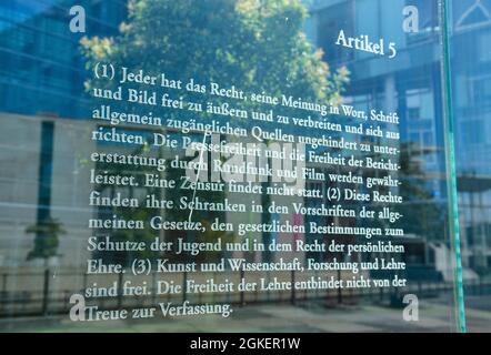 Artikel 5, Glaswand, Kunstwerk von Dani Karavan, Grundgesetz 49, Spreepromenade, Mitte, Berlin, Deutschland Stockfoto