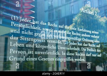 Artikel 2, Glaswand, Kunstwerk von Dani Karavan, Grundgesetz 49, Spreepromenade, Mitte, Berlin, Deutschland Stockfoto