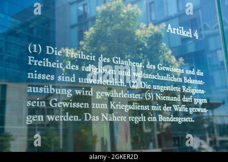 Artikel 4, Glaswand, Kunstwerk von Dani Karavan, Grundgesetz 49, Spreepromenade, Mitte, Berlin, Deutschland Stockfoto