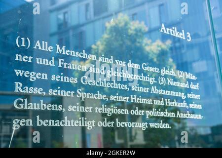 Artikel 3, Glaswand, Kunstwerk von Dani Karavan, Grundgesetz 49, Spreepromenade, Mitte, Berlin, Deutschland Stockfoto