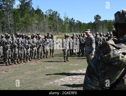 US Army Brig. General Adam Flasch, Direktor des gemeinsamen Stabs der Maryland National Guard, spricht mit einer Formation von Soldaten im United States Army Manuever Center of Excellence in Ft. BENNING Army Base in Columbus, Georgia, 1. April 2021. Flasch besuchte Mitglieder der Maryland National Guard und staatliche Partner der Streitkräfte von Bosnien-Herzegowina im Center of Excellence der United States Army. Stockfoto