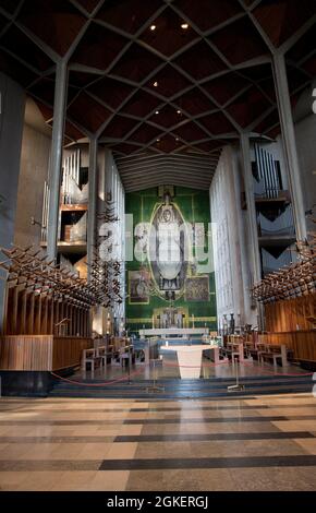 Der Graham Sunderland-Wandteppich „Christ in Glory in the Tetramorph“ in der Lady Chapel am nördlichen Ende der Kathedralkirche von St. Michael, Coventry Stockfoto