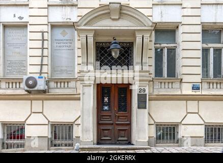 Belgrad, Serbien - 28. August 2021: Eingang zum Gebäude der Universität der Künste in Belgrad, Serbien. Stockfoto