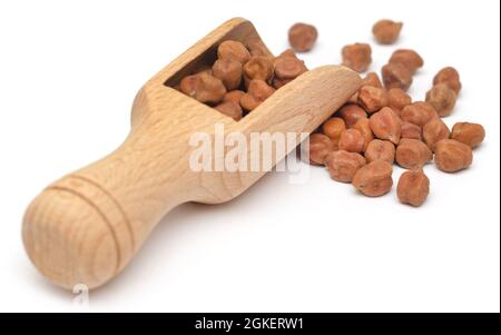 Rohe Chickpea in einer Schaufel auf weißem Hintergrund Stockfoto