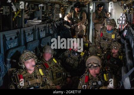 Soldaten der US-Armee, die der 10th Special Forces Group (Airborne) zugewiesen sind, bereiten sich auf den Sprung aus einem MV-22B Osprey-Hubschrauber mit Marine Medium Tiltrotor Squadron (VMM) 365 im Marine Air-Ground Combat Center, Kalifornien, 1. April 2021 vor. Marines mit Marine Medium Tiltrotor Squadron 365 und Soldaten mit 10. SFG (A) bereiten sich auf zukünftige Konflikte im integrierten und gemeinsamen Umfeld der Service Level Training Exercise (SLTE) 3-21 vor. SLTE ist eine Reihe von Übungen, die Marines für Operationen auf der ganzen Welt Schulen sollen, indem sie ihre Fähigkeit verbessern, offensiv und defensiv zu agieren und zu agieren Stockfoto