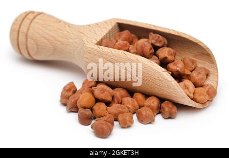 Rohe Chickpea in einer Schaufel auf weißem Hintergrund Stockfoto
