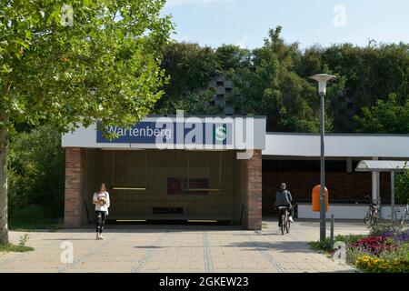 Vorplatz, S-Bahnhof Wartenberg, Ribnitzer Straße, Wartenberg, Lichtenberg, Berlin, Deutschland Stockfoto