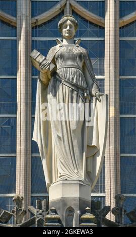 Justitia, Landgericht Hochzeit, Brunnenplatz, Gesundbrunnen, Mitte, Berlin, Deutschland Stockfoto