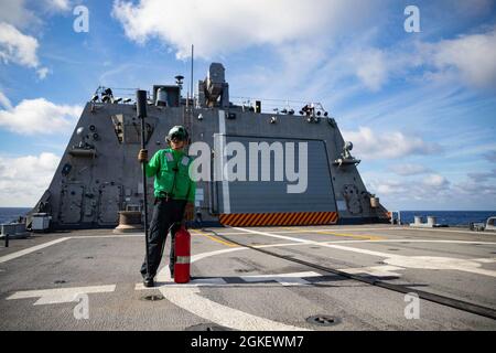 210401-N-RL695-1065 ATLANTIK (1. April 2021) Aircrew Survival Equipmentman Airman Heysler Centina Carrillo, beauftragt mit den „Sea Knights“ des Helicopter Sea Combat Squadron (HSC) 22, Ablösung 3, steht auf dem Flugdeck des Freedom-Variant Littoral Combat Ship USS Sioux City (LCS 11) als Feuerschutz für die MQ-8B „Firescout“, April 2021. Sioux City ist in der 2. Flotte der USA tätig, um Marineinteraktionen zu unterstützen, um Stabilität und Sicherheit im Atlantik und in der Arktis zu gewährleisten, um den Zugang zu gewährleisten, Aggressionen abzuwehren und die Interessen der USA, der Alliierten und der Partner zu verteidigen. Stockfoto