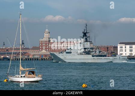 Portsmouth, England, Großbritannien. HMS Mersey P283 ein Offshore-Patrouillenschiff der Flussklasse schützt die britischen Fischereirechte und kehrt nach Portsmouth Haarbour zurück Stockfoto