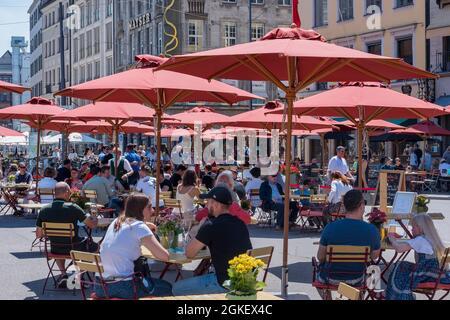 Gastfreundschaft unter Sonnenschirmen im Spatenhaus, Max-Joseph-Platz, München, Oberbayern, Bayern, Deutschland Stockfoto