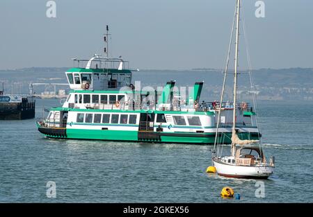 Portsmouth, England, Großbritannien. 2021. Die Gosport-Passagierfähre, die den Hafen von Portsmouth überquert und nach Gosport einfährt. Stockfoto