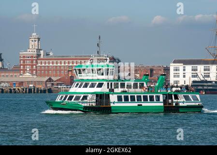 Portsmouth, England, Großbritannien. 2021. Die Gosport-Passagierfähre, die den Hafen von Portsmouth überquert und nach Gosport einfährt. Stockfoto