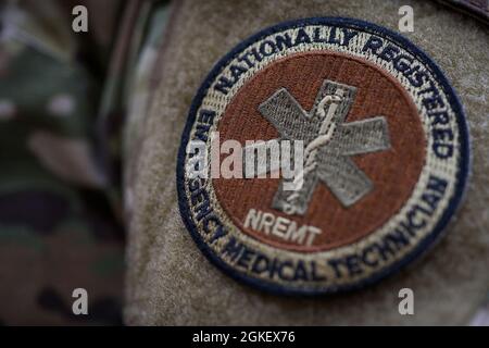 Das Patch des Notfallmanagementtechnikers liegt auf dem Arm des US-Luftwaffenstabes Sgt. Victoria Goluszka, 182. Medizinische Gruppe, Luft- und Raumfahrttechnikerin an der Byron High School, Byron, Illinois, 1. April 2021. Goluszka dient derzeit in der Illinois National Guard zur Verabreichung von COVID-19-Impfungen an Bewohner von Illinois. Stockfoto