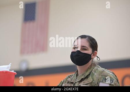 U.S. Air Force Staff Sgt. Victoria Goluszka, 182nd Medical Group, aerospace medical technician poses for photo in the Byron High School, Byron, Illinois, April 1, 2021. Goluszka is currently serving in the Illinois National Guard to administer COVID-19 vaccinations to Illinois residents. Stockfoto