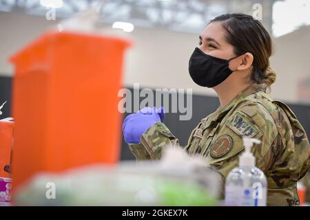 US Air Force Staff Sgt. Victoria Goluszka, 182. Medizinische Gruppe, Luft- und Raumfahrtmedizinerin, spricht mit einem Patienten an der Byron High School, Byron, Illinois, 1. April 2021. Goluszka dient derzeit in der Illinois National Guard zur Verabreichung von COVID-19-Impfungen an Bewohner von Illinois. Stockfoto